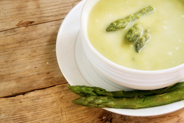 Frische Spargelcremesuppe