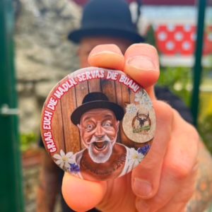 Leopoldauer Alm Kühlschrank Magnet "Griaß euch de Madln, Servas die Buam"